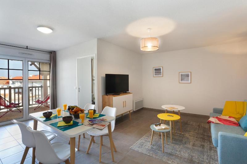 One-Bedroom Apartment image 3