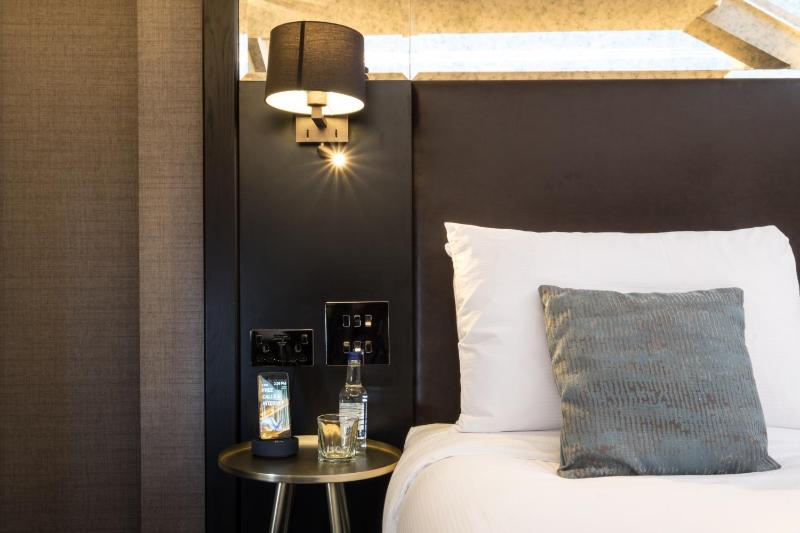 Deluxe Double or Twin Room image 4