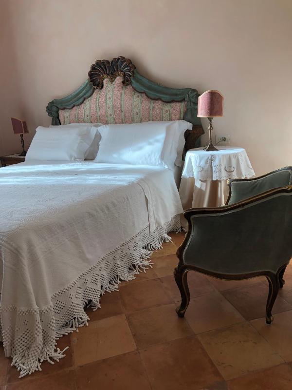 Double Room image 3