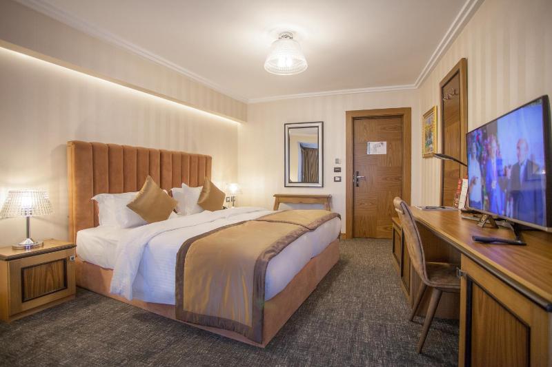 Deluxe Double Room image 3