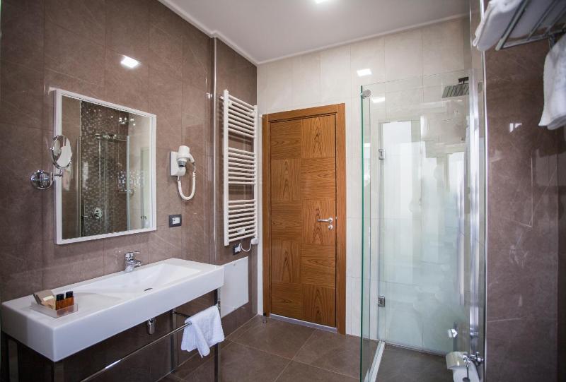 Deluxe Twin Room image 2