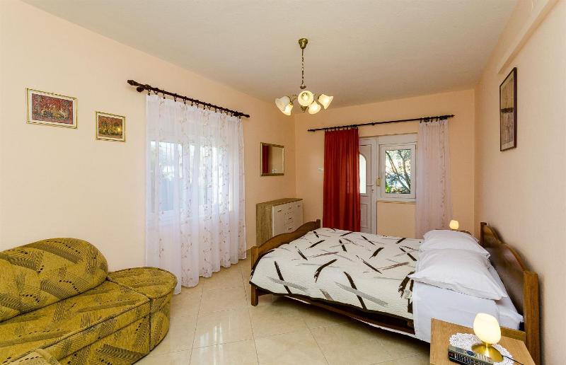 One-Bedroom Apartment image 4