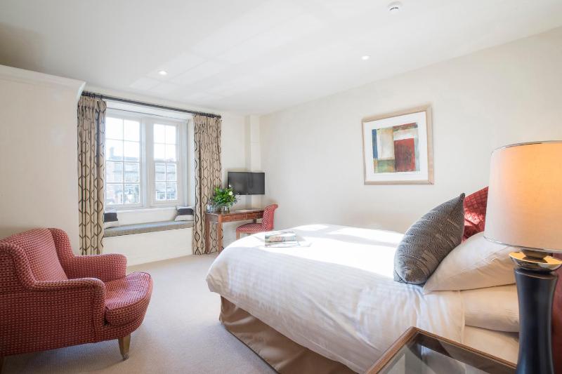 Standard King Room image 3