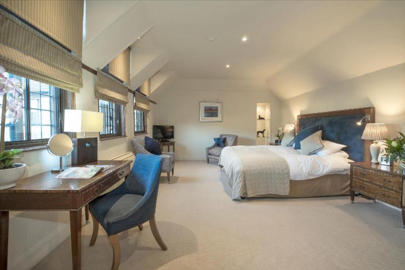 Luxury King or Twin room image 1