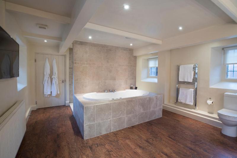 Suite with Spa Bath image 4