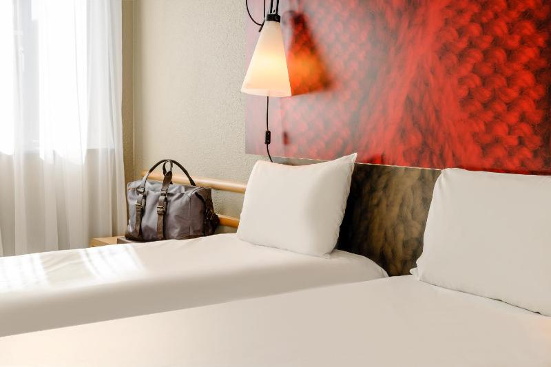 Standard Twin Room image 4
