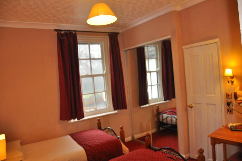 Twin Room image 3