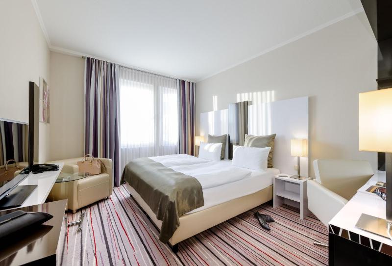 Standard King Room image 3