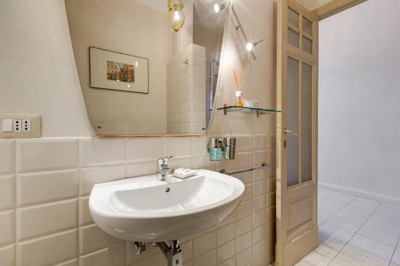 Deluxe Double Room with Extra Bed image 4