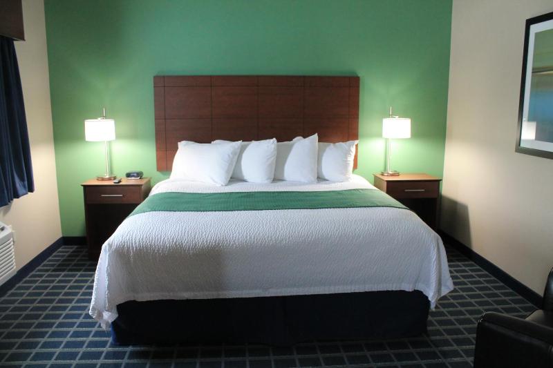 Deluxe Queen Room image 3