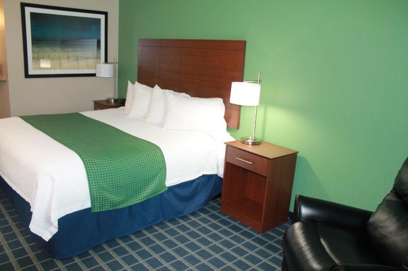 Deluxe King Room image 3