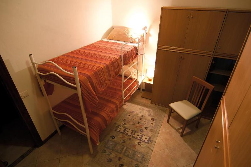 Economy Twin Room with Shared Bathroom image 4