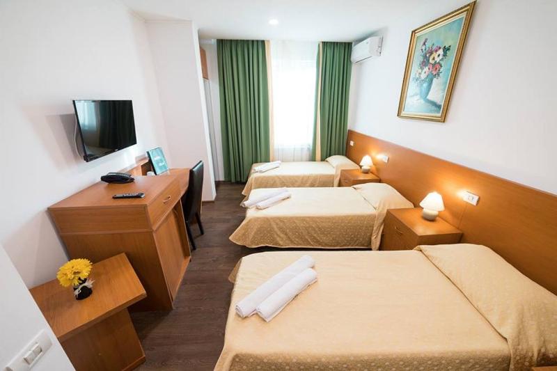 London Hotel - image 15