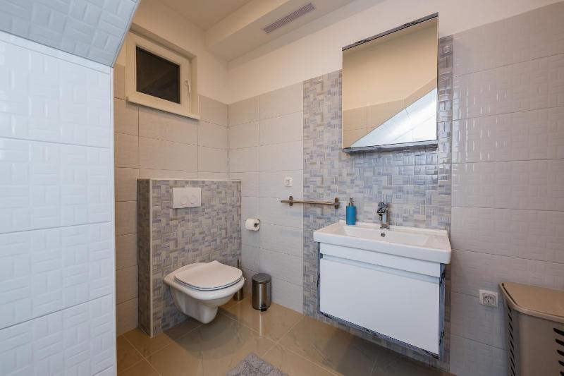 Villa Toni with 5 bedrooms and heated pool - image 40