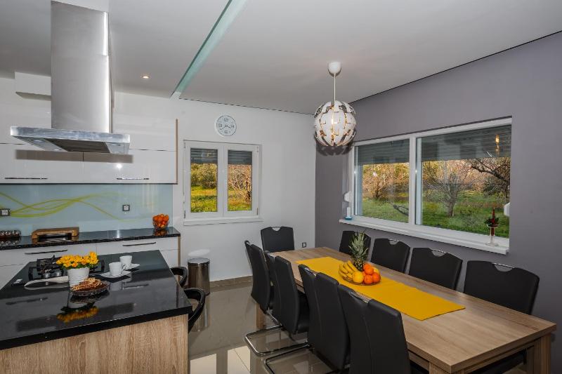 Villa Toni with 5 bedrooms and heated pool - image 21