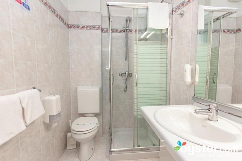 Double or Twin Room with Lake View image 3
