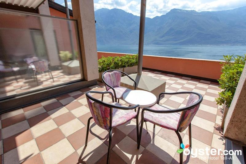 Double or Twin Room with Lake View image 4