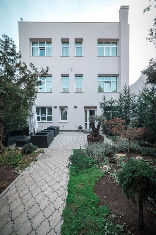 London Hotel - image 10