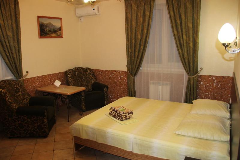 Standard Double Room image 3