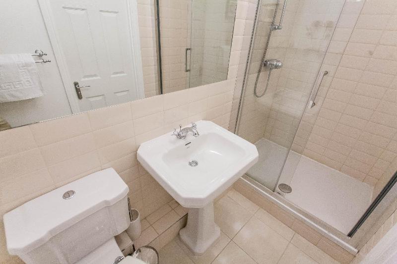 Standard Twin Room image 3