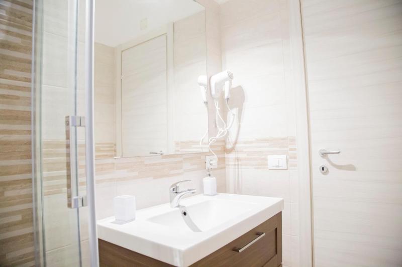Triple Room with Balcony image 4