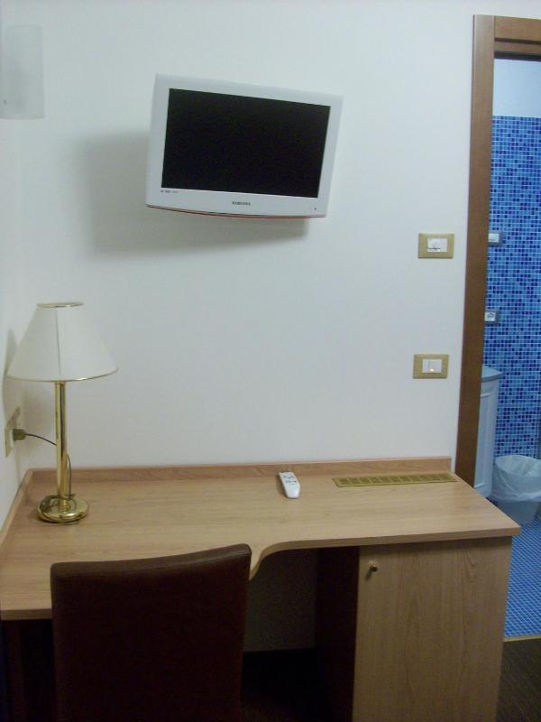 Quadruple Room with Partial Sea View image 4