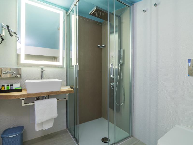 Standard Triple Room image 3