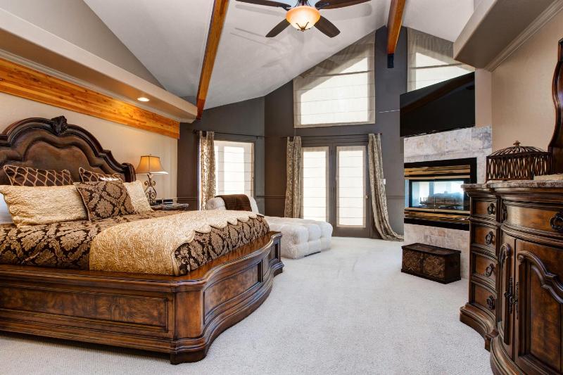 Six-Bedroom House image 3