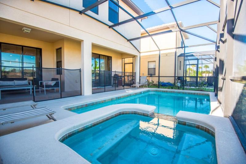 Six-Bedroom Villa  image 2