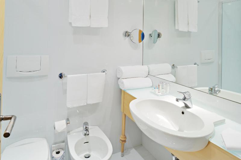 Double Room with Balcony image 2