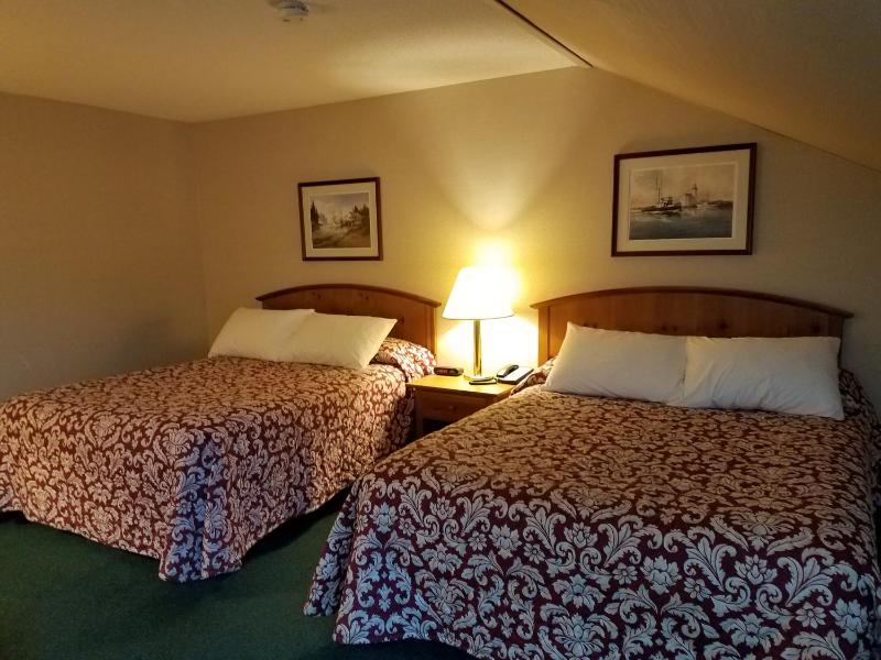 Skylight Inn Room with 2 Queen Beds- No Pets image 3