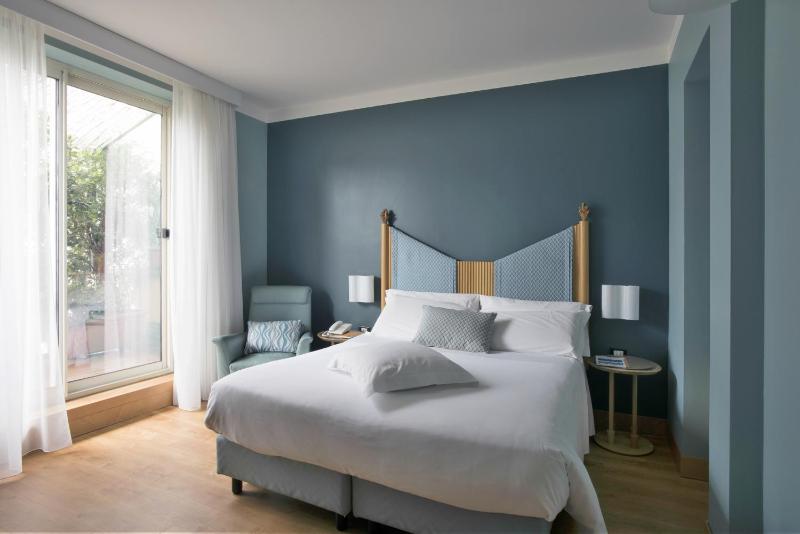 Deluxe Double Room with Balcony image 4