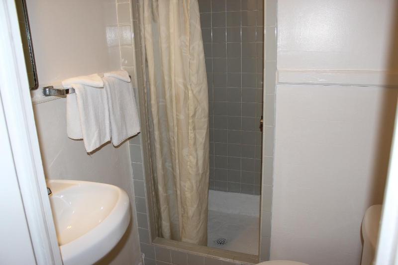 Queen Room image 3