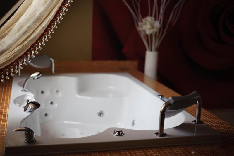 Suite with Jacuzzi image 3