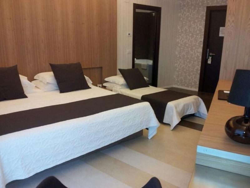 Twin Room image 4