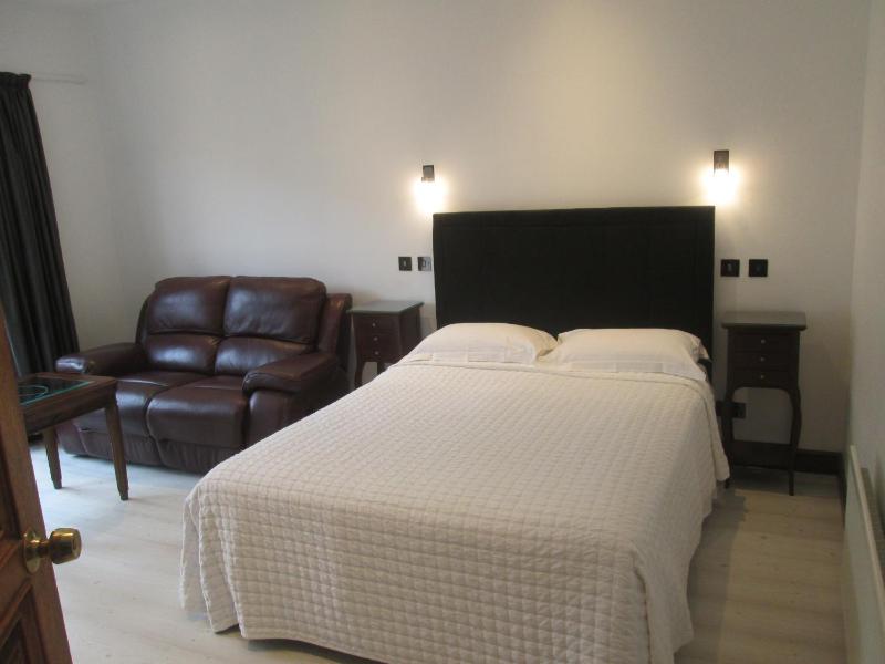 Double Room with Patio image 1