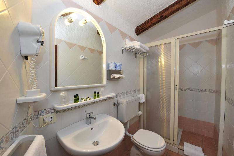 Standard Triple Room image 4