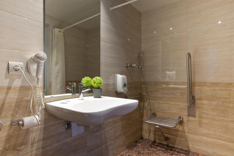 Triple Room with Private Bathroom image 4