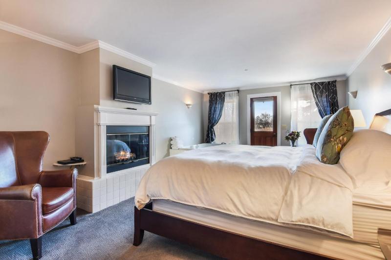 Deluxe King Room image 4
