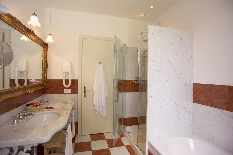 Deluxe Double Room image 4