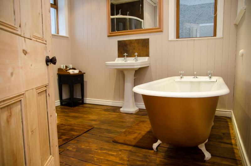 Deluxe Double Room with Bath image 2