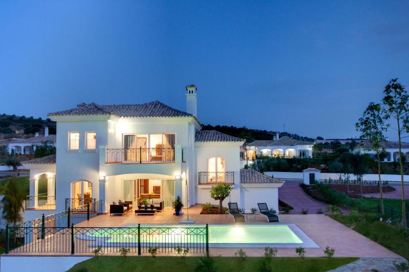 Four-Bedroom Villa with Private Pool (10 People) image 1