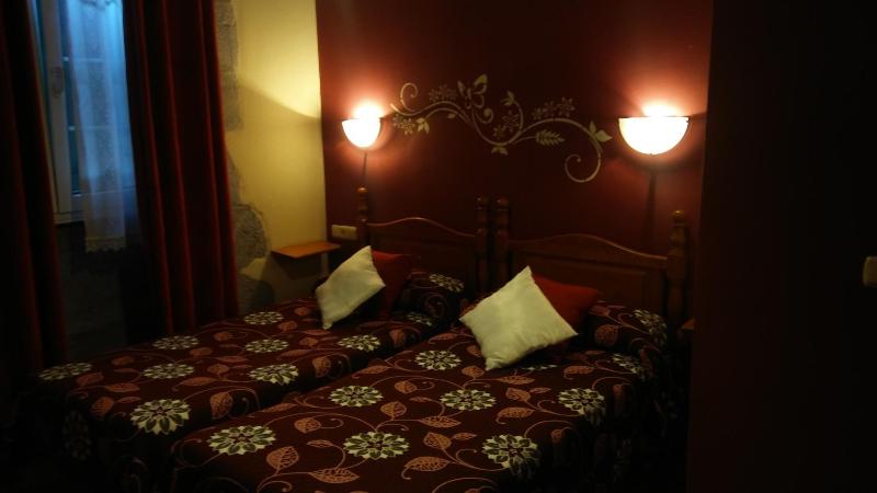 Twin Room with Shower image 4