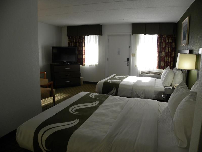 Queen Room Two Queen Beds - Non Smoking image 3