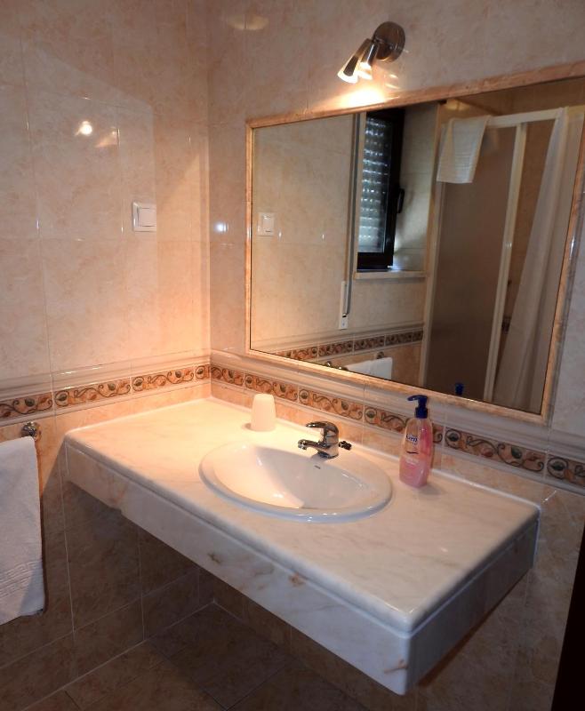 Twin Room image 4