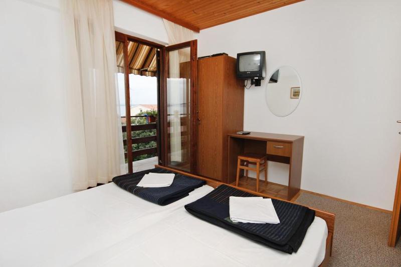 One-Bedroom Apartment with Balcony and Sea View image 3