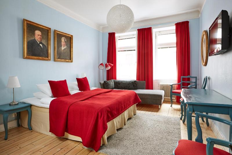 Triple Room with Shared Bathroom in Corridor image 1