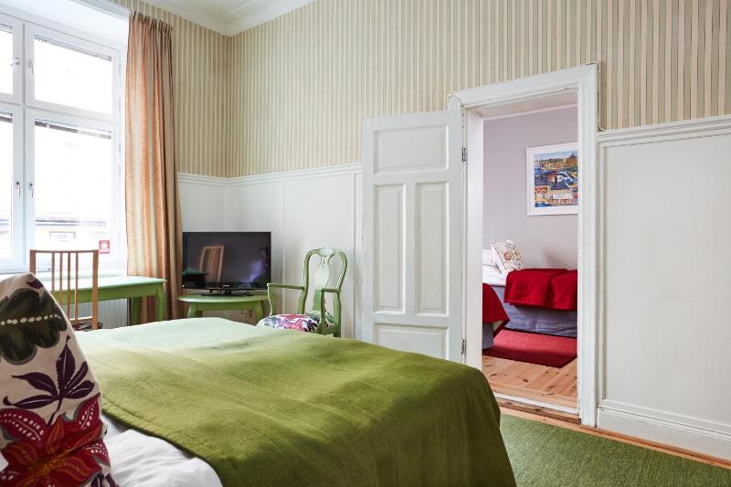Quadruple Room with Private Bathroom image 2