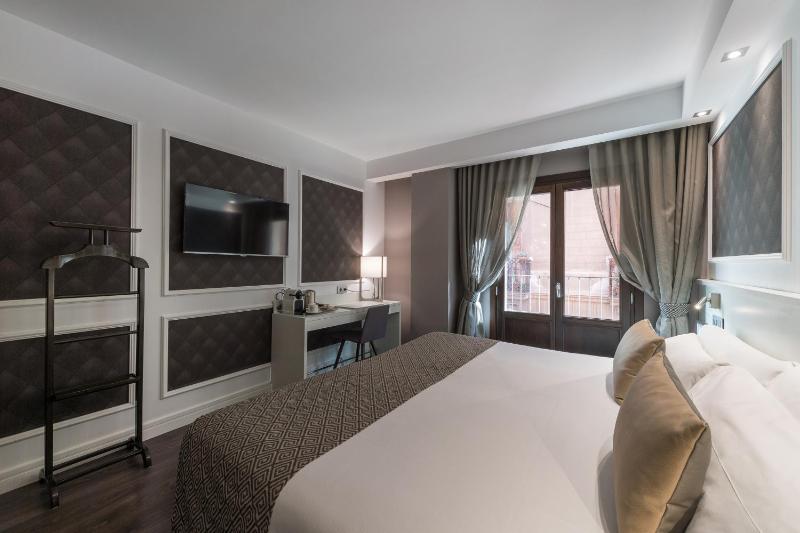 Superior Double or Twin Room image 4