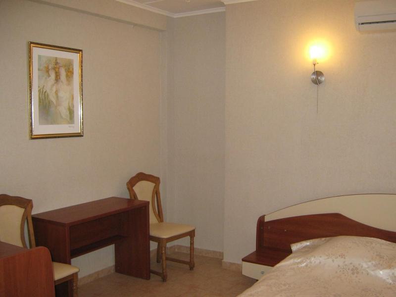 Double Room image 3
